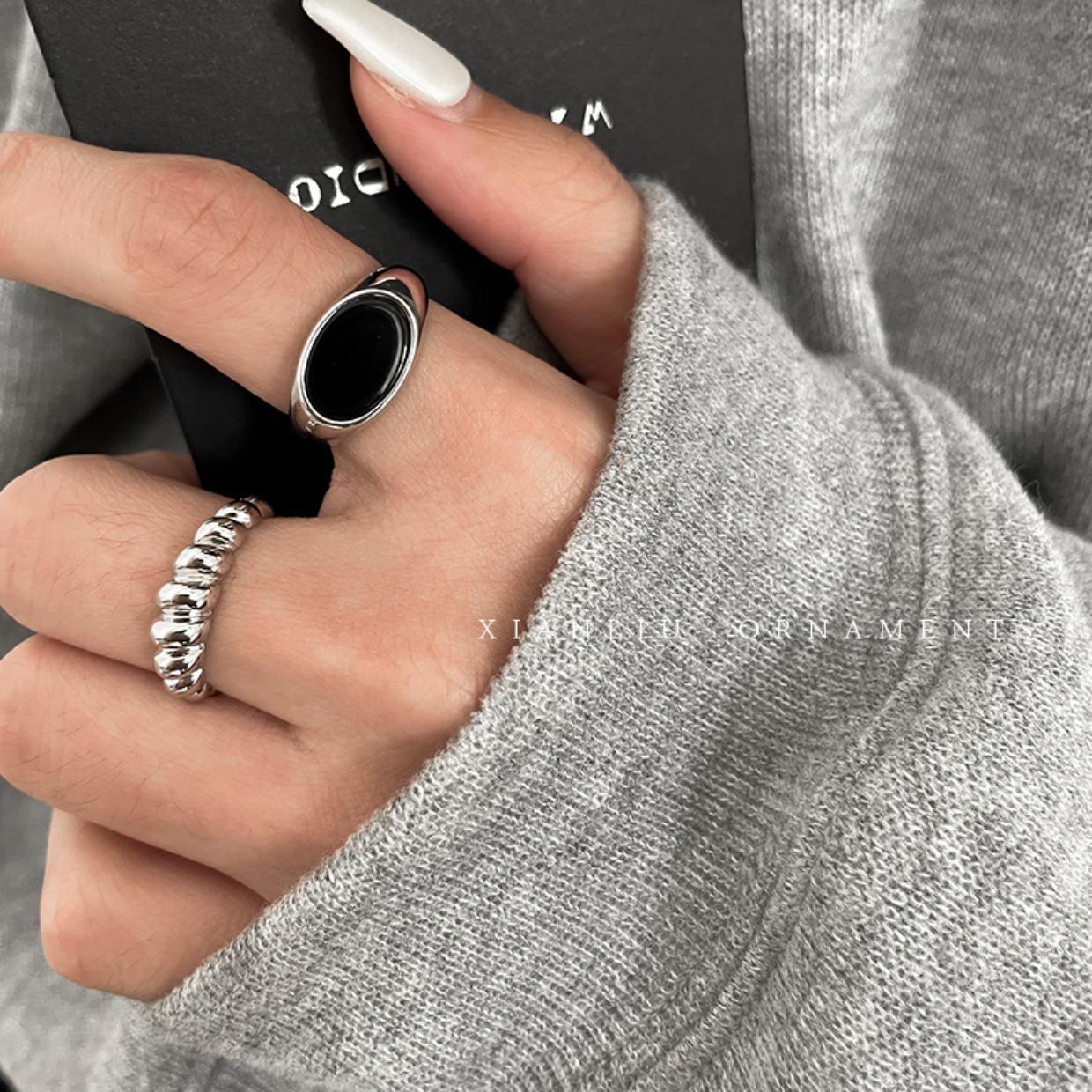 

High-End Black Retro Twist Ring: Unisex, Minimalist, & Fashionable