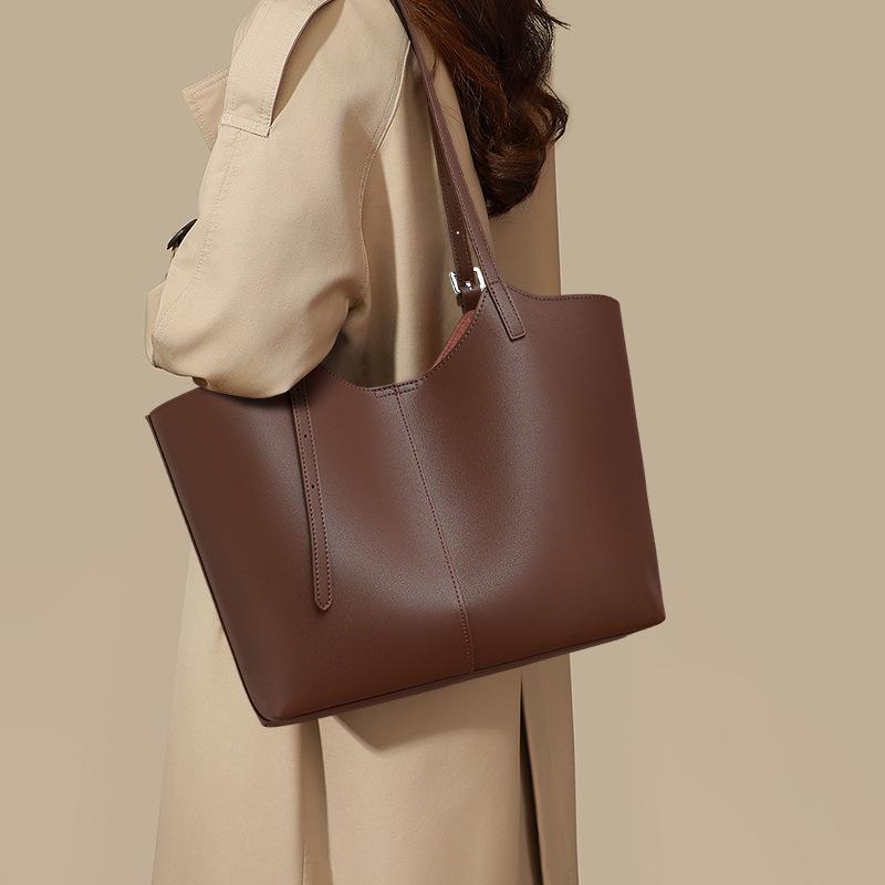 

Tote bag women s new women s bag summer leather underarm bag large-capacity commuter shoulder bag темно-коричневого