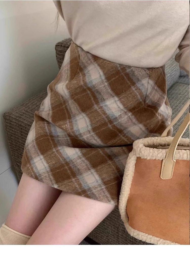 Women's A-line Plaid Retro Red Short Skirt - Autumn/Winter Petite Wool, Hip-hugging