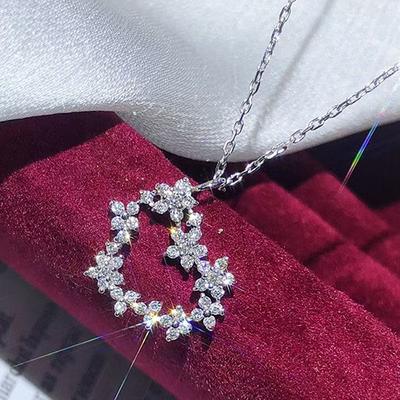 Huitan Jemný náhrdelník Láska s kubickým zirkonem pro ženy Design s křišťálovými květy Módní doplňky na krk Párty dárek Trendy šperky