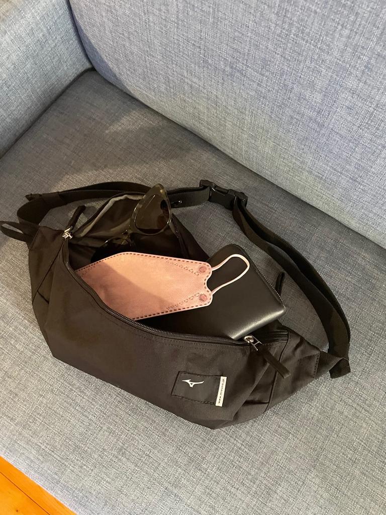 Mizuno COLORE Waist Popular Waist Bag for Outdoor and Crossbody Antibacterial and Light Gray Pouch, Activities, Travel, Work, Bag, Antiviral,