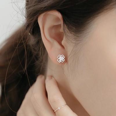 Stud Hollowed Out Lucky Grass Earrings Small Flower Ear Bone Spike Screw Screw Sand Face Frosted Four-Leaf Cloveearrings
