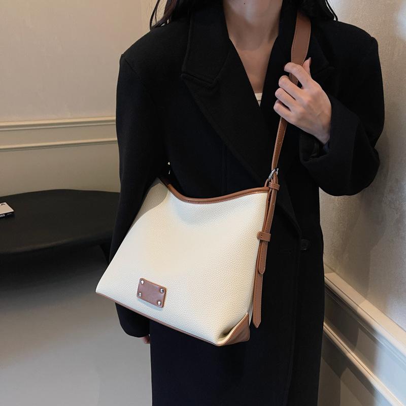 

Large capacity advanced sense contrasting colors commuter tote women s bag 2025 new trendy fashion simple shoulder underarm bucket bag