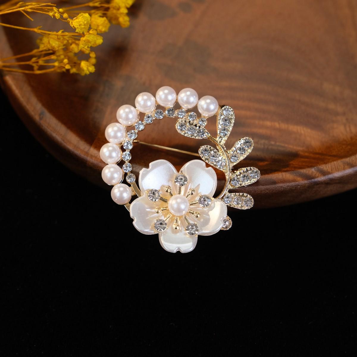 

Брошь в корейском стиле «Пять лепестков цветка сливы» с жемчугом и стразами - Универсальная булавка из цинкового сплава для аксессуаров для одежды