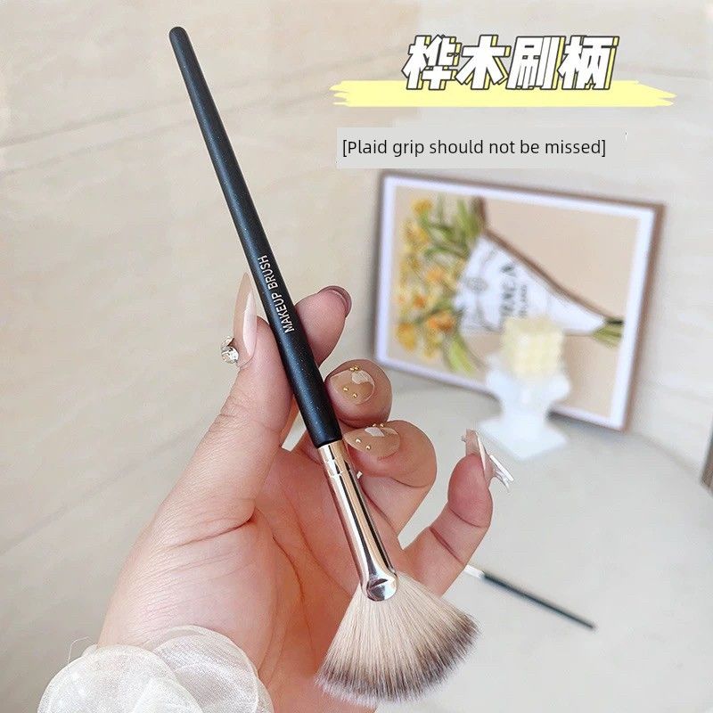 

Портативная ультратонкая кисть для румян из конского волоса, плоская полукруглая мини-кисть для румян, кисть для рассыпчатой пудры, кисть для макияжа, инструменты для макияжа Little Horse Hair Fan-shaped Highlight Brush