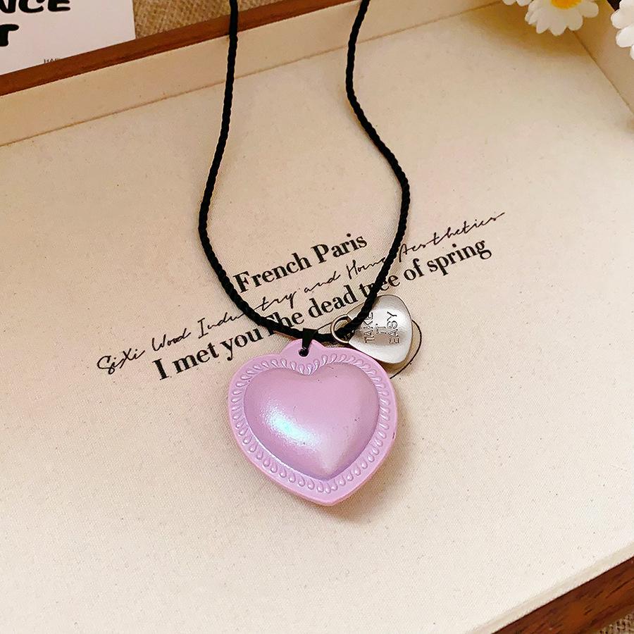Retro Round Resin Necklace: Versatile, Fashionable High-End Clavicle Chain for Women