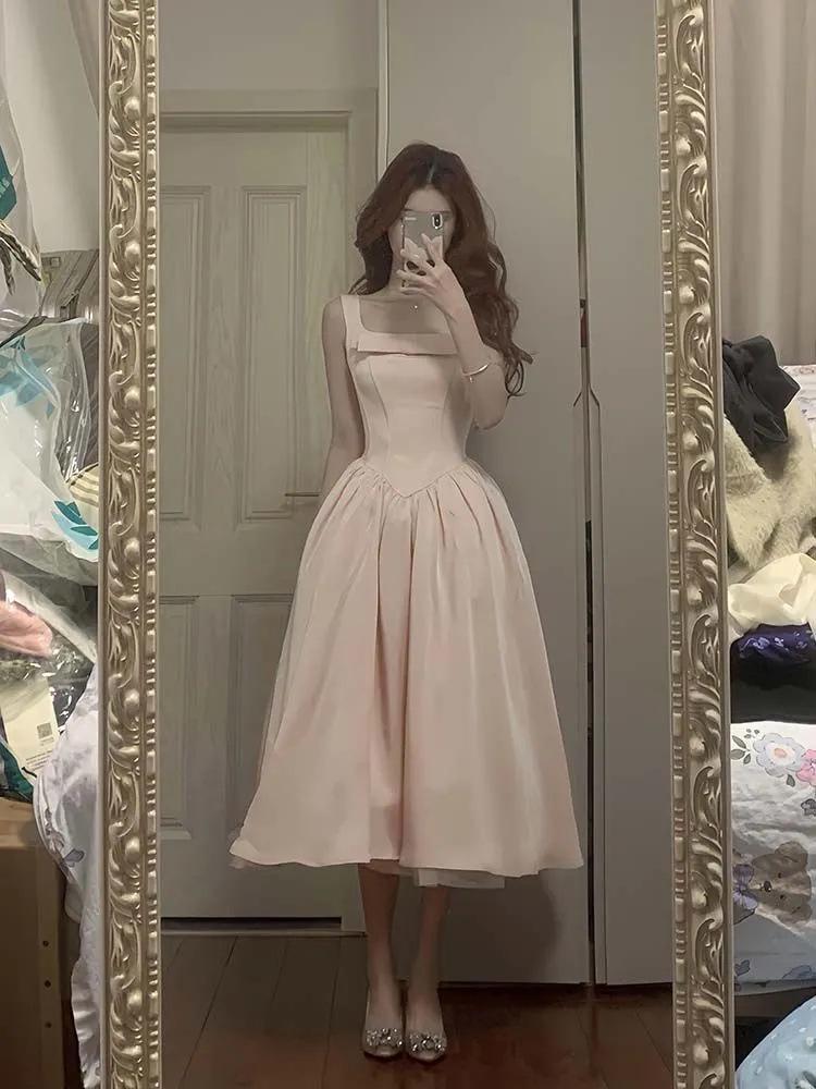 Francouzské růžové preppy večerní šaty áčkového střihu se čtvercovým výstřihem a vysokým pasem