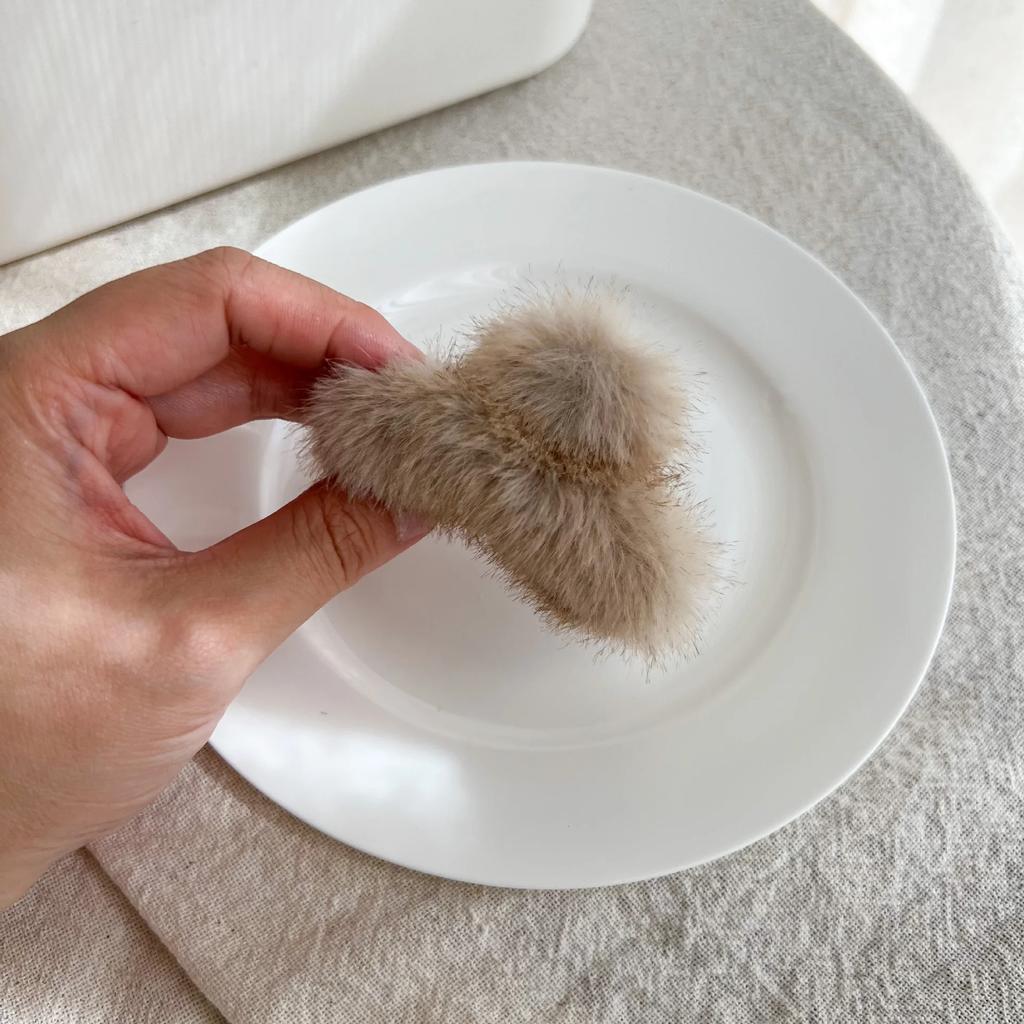 Fluffy super soft imitation mink fur small claw clip high ponytail plush shark mini clip ball head cute curly hair clip
