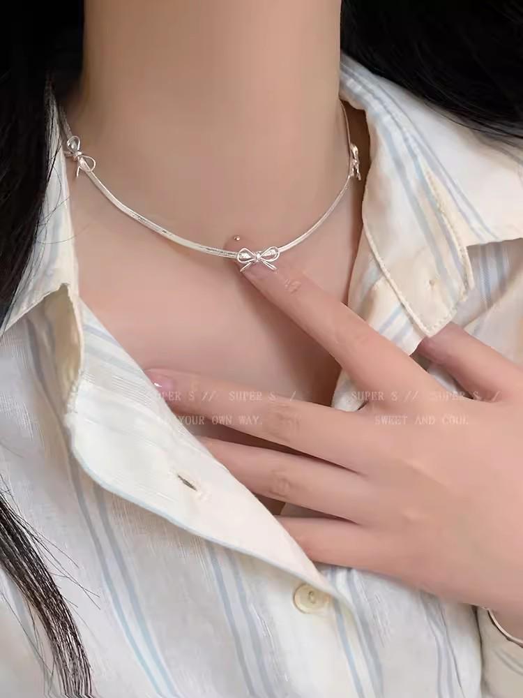 Minimalistický stříbrný náhrdelník a náramek z hadí kosti s mašličkou pro ženy