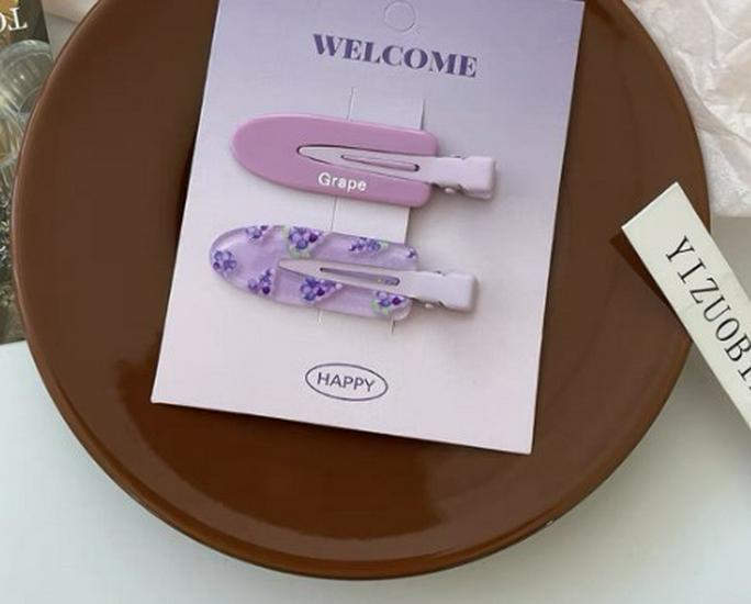 

Милая и симпатичная заколка для волос без следов: Женская заколка для волос с челкой и макияжем.