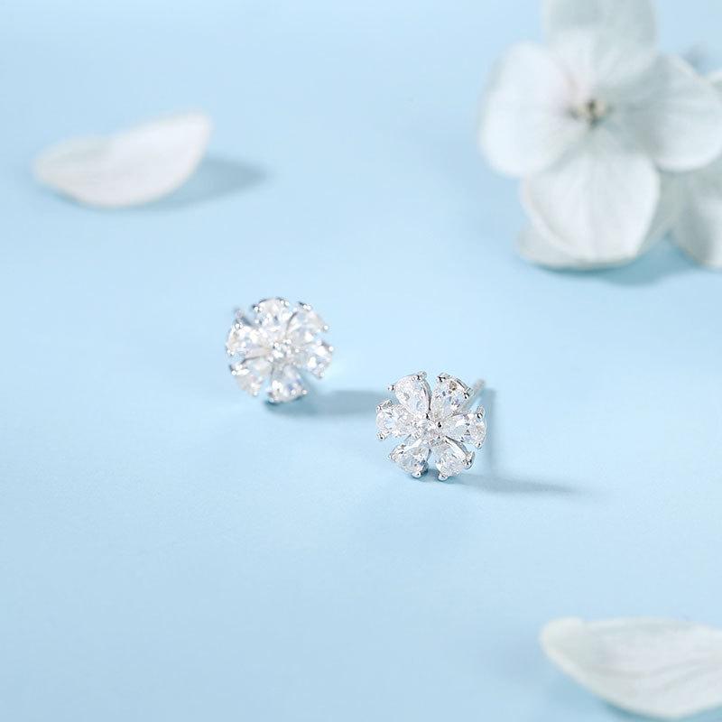 Zircon Flower Earrings Small Fresh and Elegant Earrings Simple Design and Elegant Feeling.