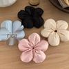 Elegantes großes Blumen-Scrunchie – Hochwertiges, elastisches Haargummi im schlichten Stil.