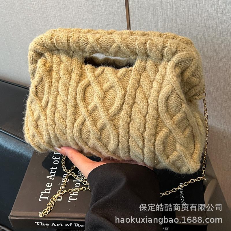 Autumn and winter super fire niche wool knitted bag women's 2025 new versatile chain messenger bag super fire cloud bag