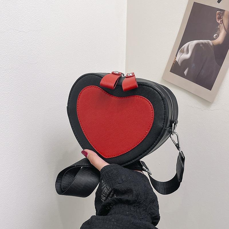 

Осень и зима, высококлассная нишевая сумка кроссбоди для мобильного телефона для通勤, женская новая модная контрастная цветная сумка-сердечко чёрный