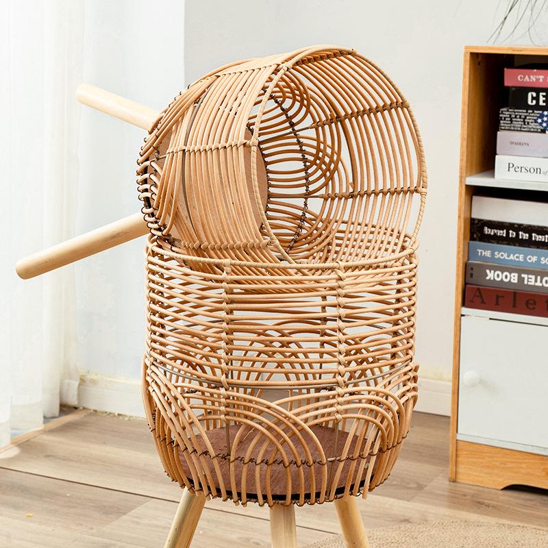 

Цветочная рамка на высокой ножке с имитацией виноградной лозы и подставкой для хранения растений