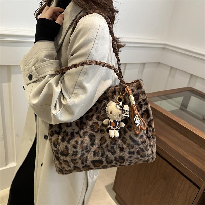 Street Style Leopard Print Plush Tote Bag With Magnetic Closure For Casual Daily Use
