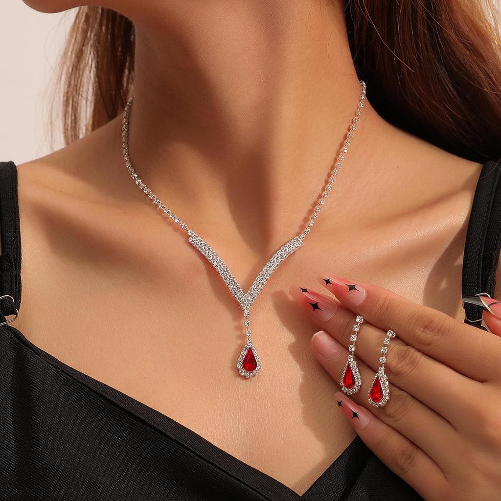Ensemble collier et boucles d'oreilles luxueux avec pendentif diamant en forme de larme: Accessoires de mariage