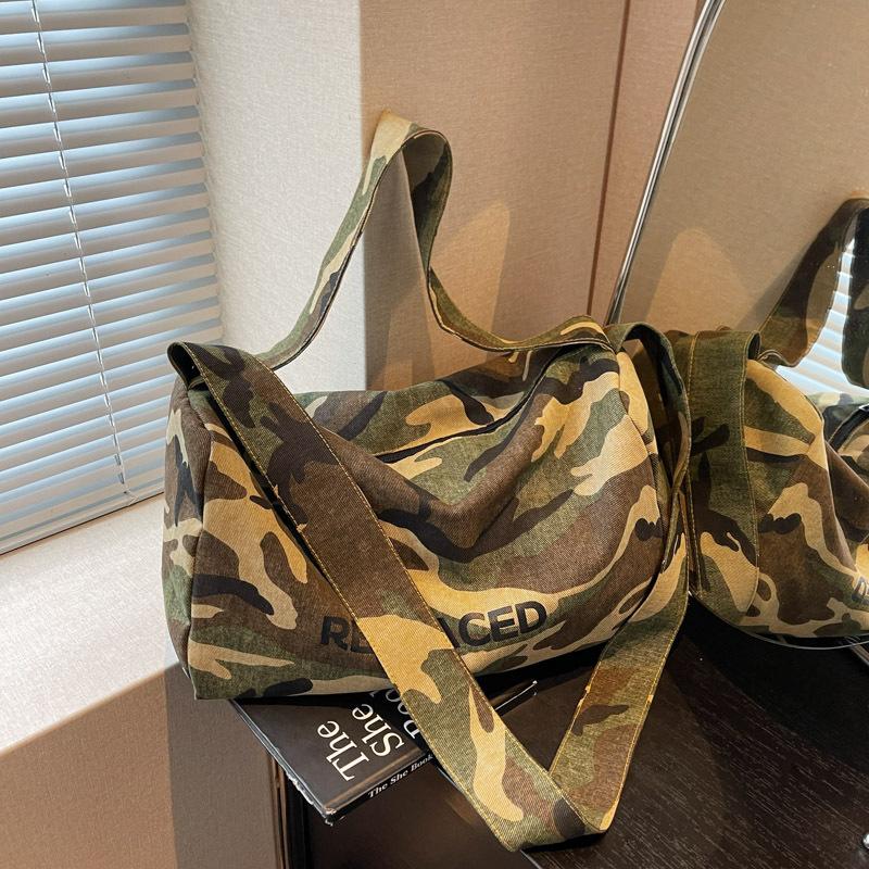 

Casual large capacity outing single shoulder crossbody bag autumn and winter new sports fitness bag 2025 men s and women s travel bag зелёный