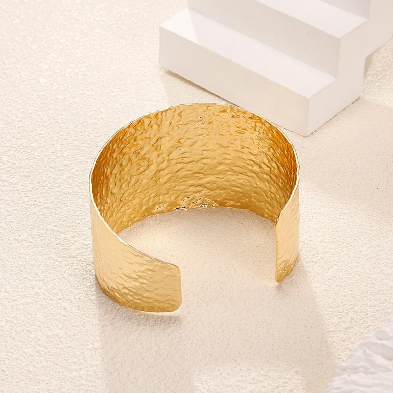 Popular European and American gold jewelry beating pattern heavy industry does not fade simple irregular C-shaped opening bracelet