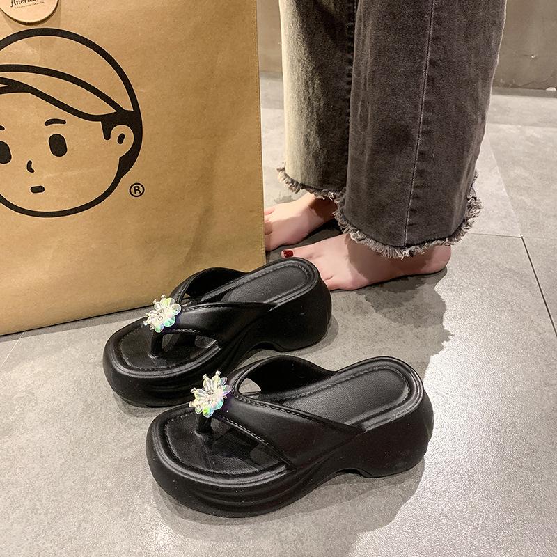 

Пляжные оптовые шлепанцы женские нескользящие щиплющие пальцы новые сандалии увеличивающие дерьмо толстая подошва носить летнее ощущение шаг ЕВА внутри и снаружи 40/41 чёрный