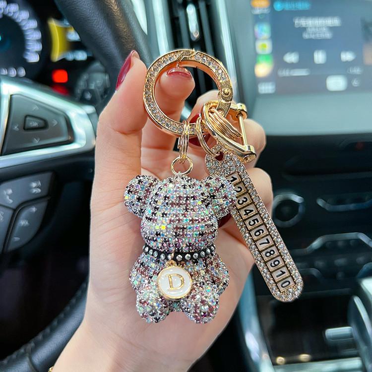 Portachiavi per Auto Orsetto Seduto Full Diamond alla Moda Selezione Alfabeto Creativa Targhetta Numero con Strass Decorativa Portachiavi Anti-smarrimento