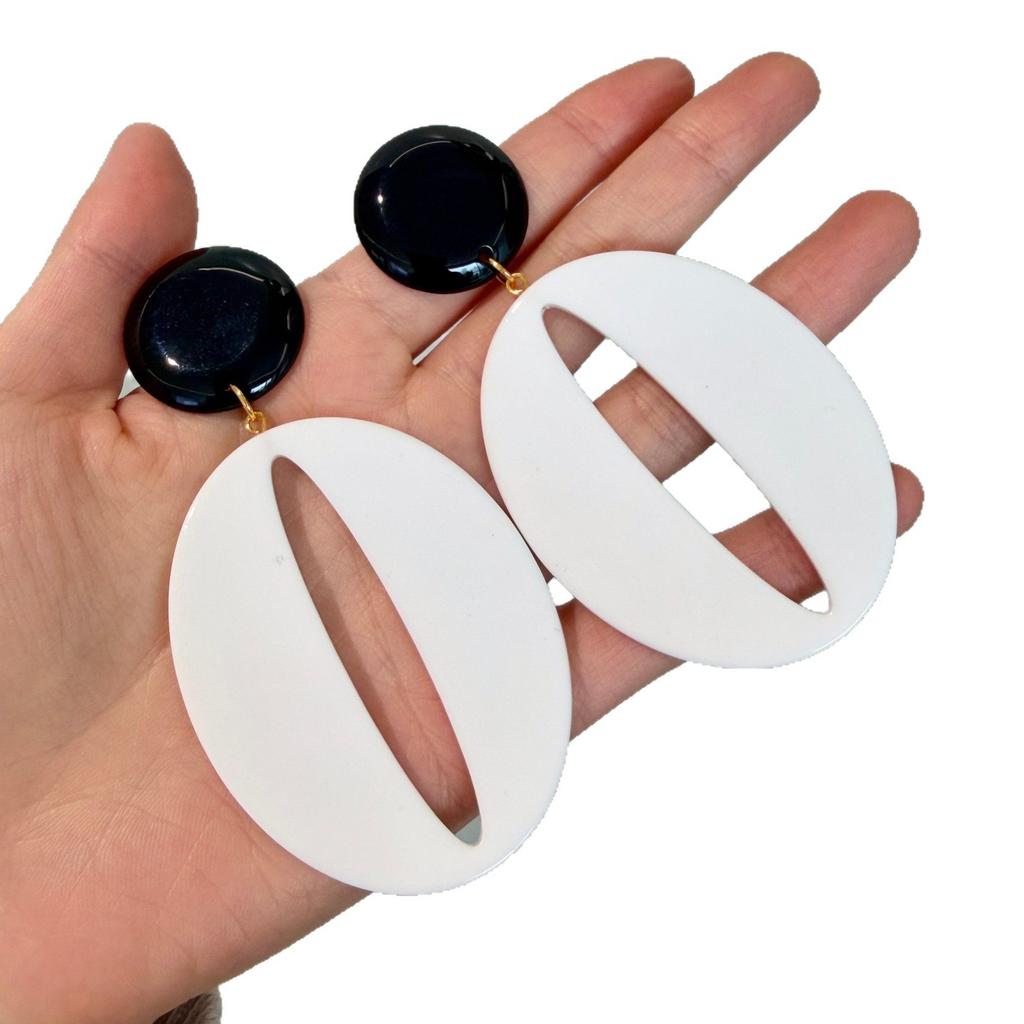 Boucles d'Oreilles Femme Géométriques Rétro Ovales Creuses Style Hong Kong Splicing Exagéré Contraste Noir et Blanc