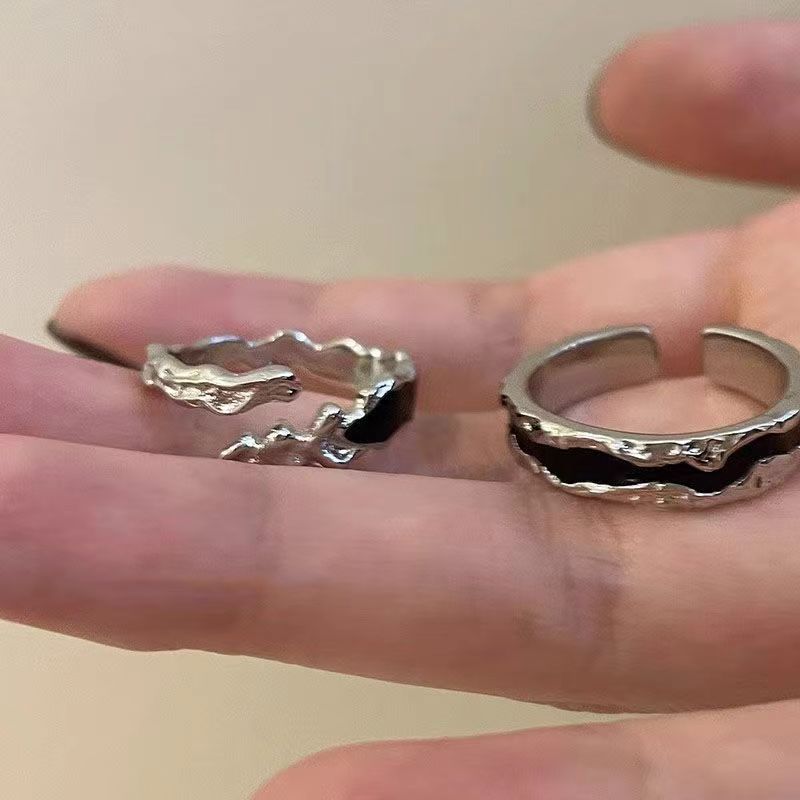 Anel de abertura com esmalte preto gotejante, design de nicho, anel de dedo indicador sofisticado, anel de ajuste de abertura versátil personalizado