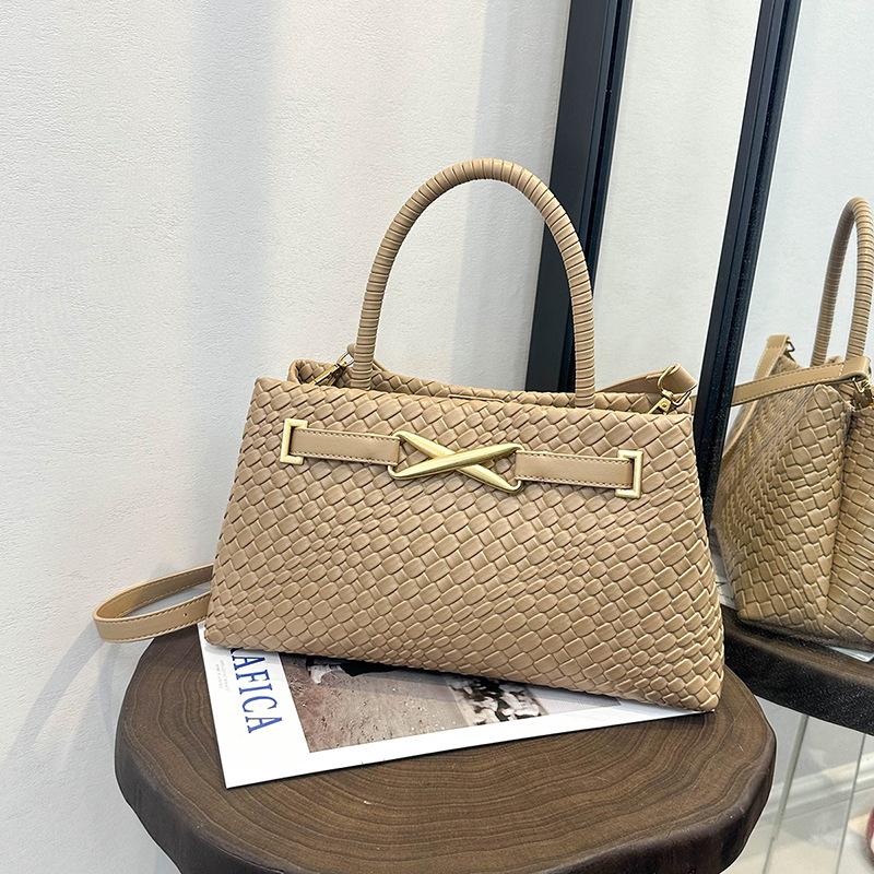 

2025 fashion trend bag niche design casual texture shoulder messenger bag personalized women s simple small square bag хакі