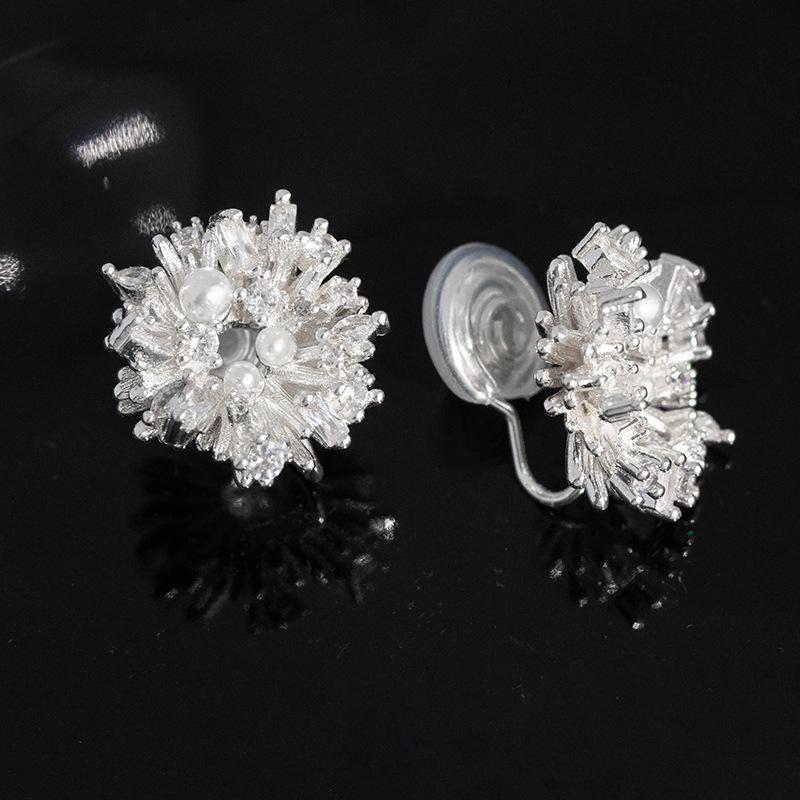 

Циркониевые жемчужные серьги-клипсы в виде цветка, японские и корейские, милые и универсальные, без проколов ушей, клипсы на хрящ уха, универсальный темперамент, изысканные