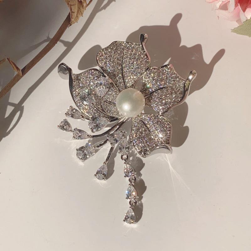 

Tian She Luxury Gold-Plated Freshwater Pearl Tassel Brooch for Evening and Wedding Dresses