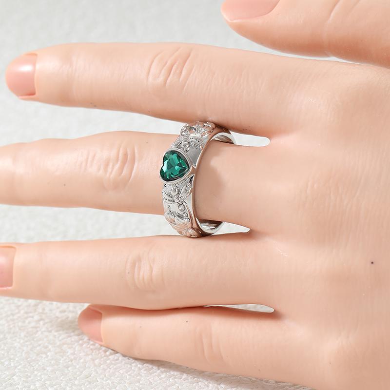 Vintage Inlaid Green CZ Heart Dragonfly Women's Ring Ancient CopperColor Hand Carving Daily Wear Party Jewelry Anniversary Gift