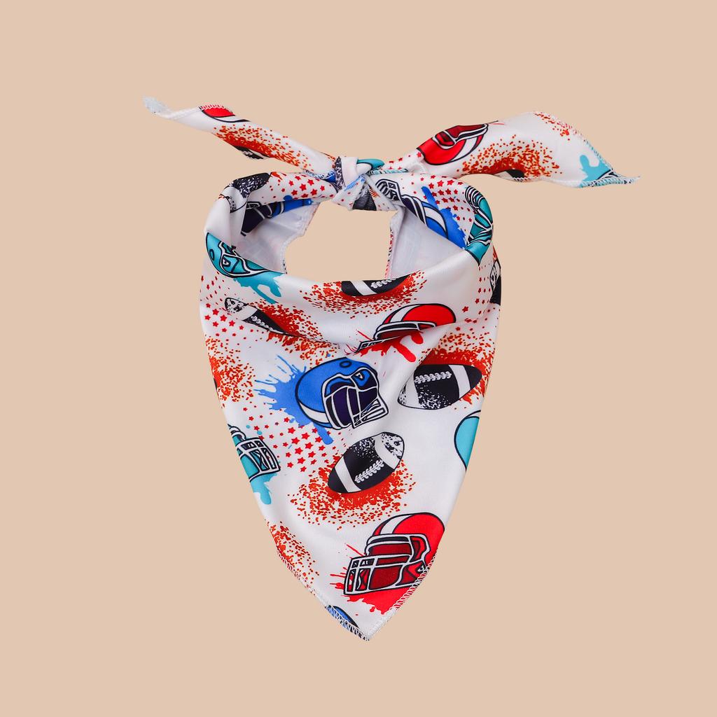 Chusta dla psa, Kolorowa graficzna bandana dla zwierzęcia z kaskami i piłkami, Regulowany trójkątny szalik dla małych/średnich psów