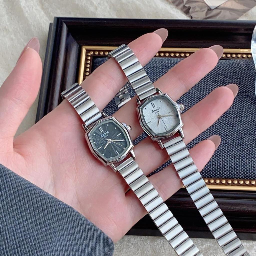 Schicke Quarz-Uhr mit unregelmäßigem Zifferblatt und goldenem Bambus-Stahlarmband für Studenten