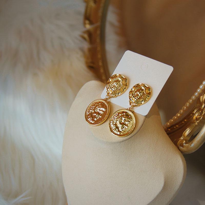 French Retro Portrait Hammered Texture Earrings - Artistic High-End Dangle and Stud Design for Women Electroplated сплава