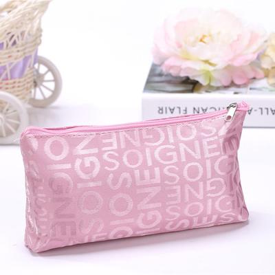 Make-up-Accessoires, Kosmetiktaschen mit Buchstabendruck