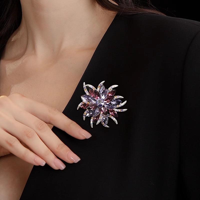 Kristallkünstlerische Blumenbrosche, hochwertige weibliche Eleganz, Temperamentbrosche, Nischen-High-End-Sinnesnadel, Luxus-Anzug-Accessoires