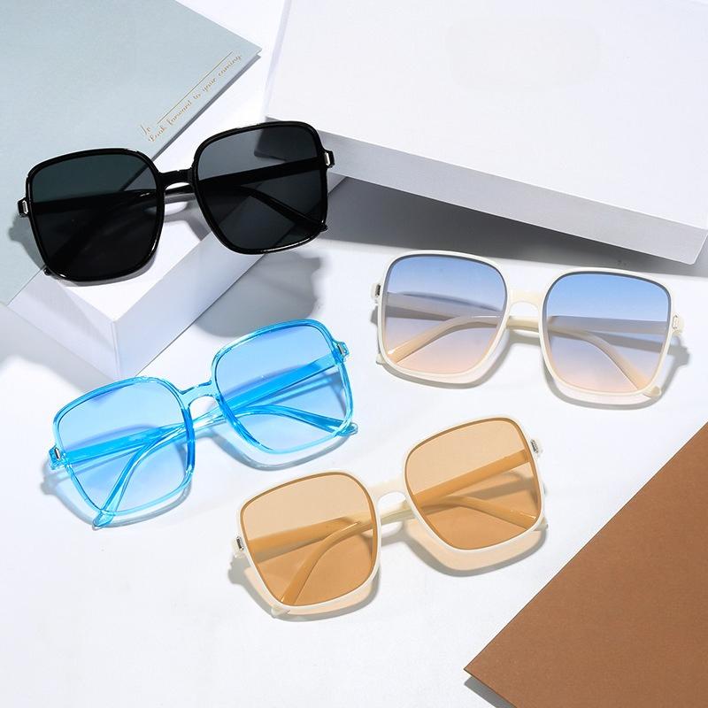 Trendige quadratische Sonnenbrille mit Farbverlauf-Gläsern und Nieten-Design, übergroßes Gestell, UV-Schutz, Retro-Sonnenbrille für Damen und Herren