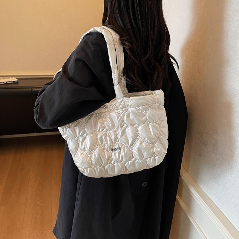 Slack Schultertasche mit großem Fassungsvermögen, neue Wolkentasche, Puff-Tragetasche, süße und niedliche Damentasche.