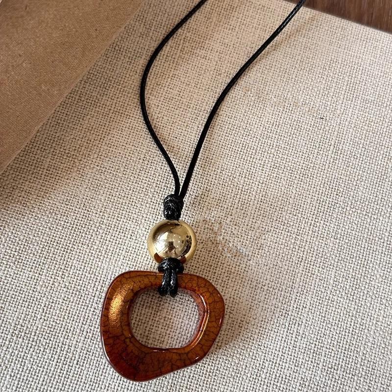 

Unique Geometric Square Pendant Necklace for Women Suitable for Parties And Travel Complementary Jewelry Accessory