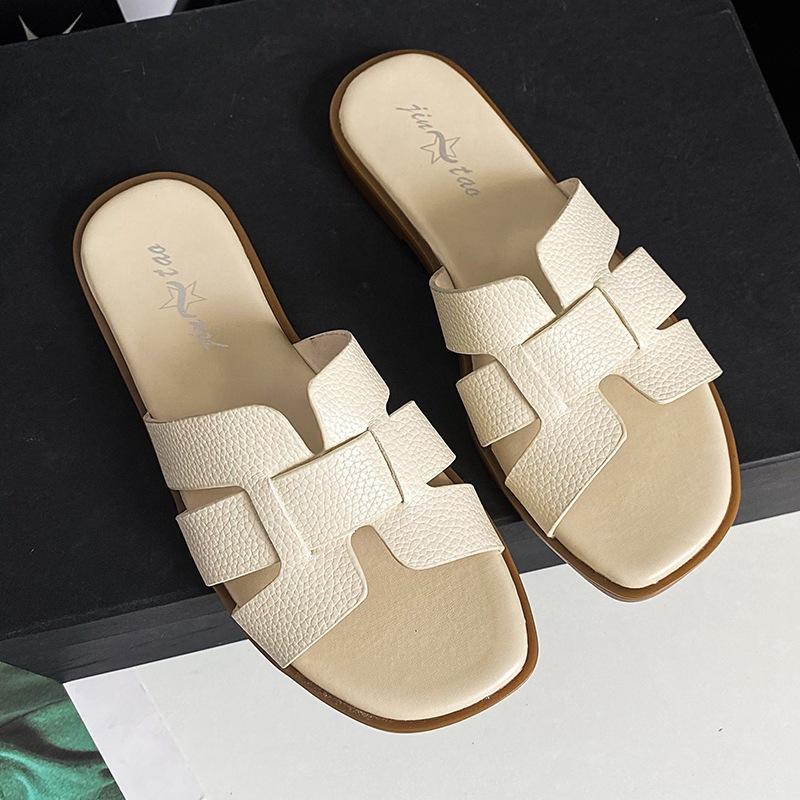 Summer New Woven Slippers 2025 Temperament Wear Casual Flat Bottom Word French Fashion Versatile Beach Sandals