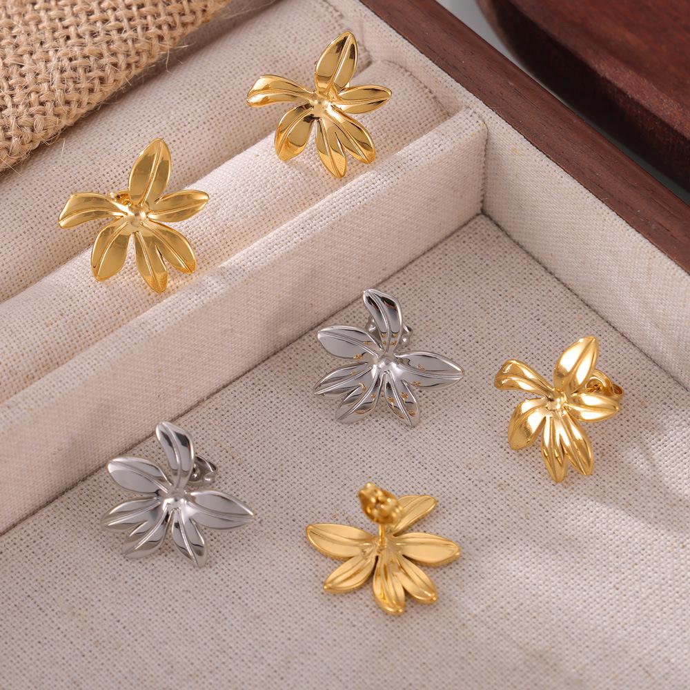 Ohrstecker im Mori-Stil mit geometrischen Blumen aus vergoldetem Titanstahl
