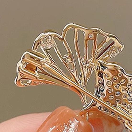 Women Brooch High-Gloss Rhinestone Inlay Sparkling Ginkgo Leaf Design Lapel Pin Non-Slip Buckle Scarf Badge Clothing Bags Accessories