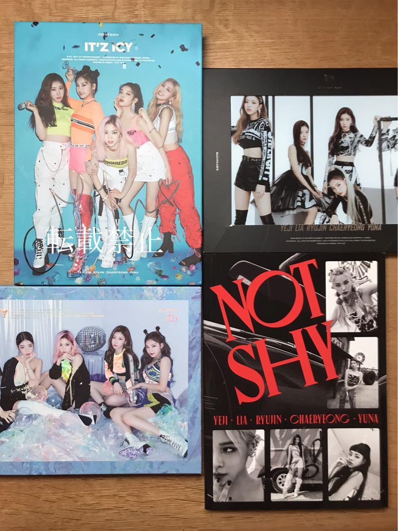 

[USED] ITZY Yuna, Ryujin, Yeji, Lia, Chaeryeong autographs