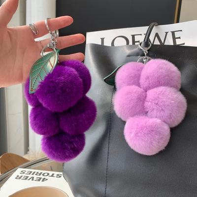 Niedliche Traube aus echtem Otter-Kaninchenfell, Felltasche, hängendes Zubehör, Netz, roter Plüschbommel, Auto-Schlüsselanhänger, Anhänger-Zubehör