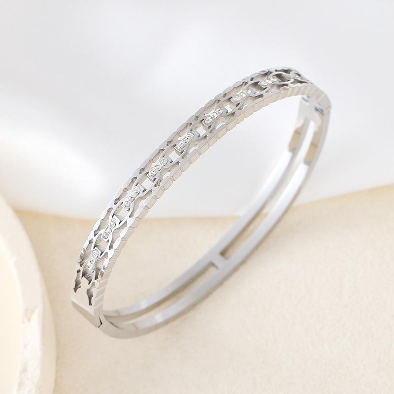 European-American Chic Temperament Luxury Hollow Bow Bracelet with Geometric Rhinestone Inlay