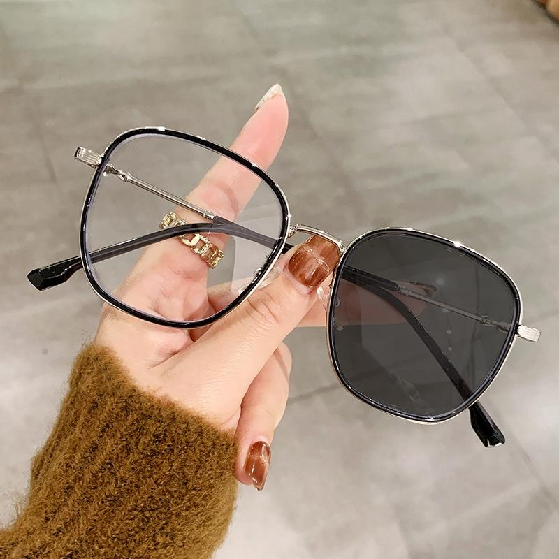 Trendy Outdoor Near Sight Pochromic Glasses for Women Men Retro Square Myopia Eyeglasses Unisex Anti-UV Sunglasses 0-1.0-4.0