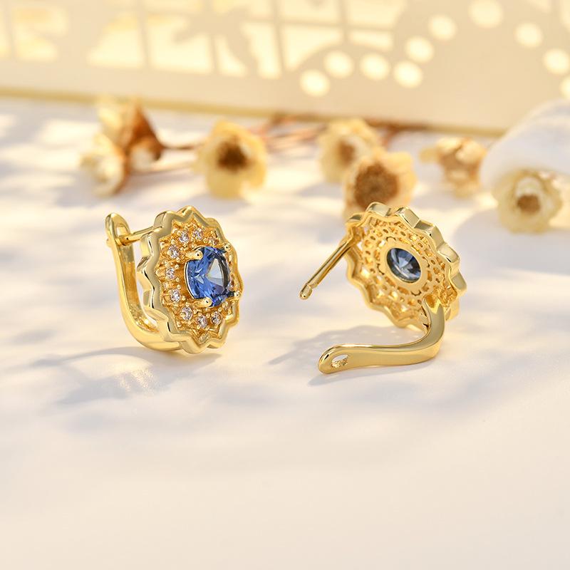 European and American 18K Gold Lace Stud Earrings, Versatile Women's Micro-inlaid Emerald Cutout Pattern Earrings and Earrings