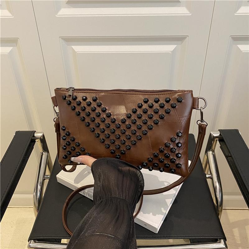 Клатч-конверт с заклепками женский 2025 новый европейская и американская мода большая вместимость сумка через плечо простая женская трендовая сумка 3120₽