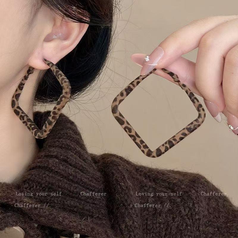 Geometrische Creolen mit Leopardenmuster für Damen: Herbst/Winter High-End, Süße & Coole Nieten, Gesichtsschlankmachende Modeaccessoires