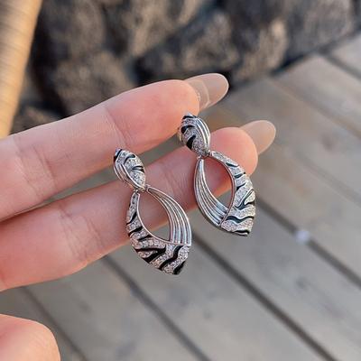Design Sense Retro Gold Zebra Pattern Hollow Stud Earrings Half Diamond Medieval Earrings Earrings Pendant Women